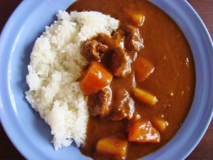 ニッポンの国民食「カレー」、利用頻度対決。レトルトはルーを超えるか！？