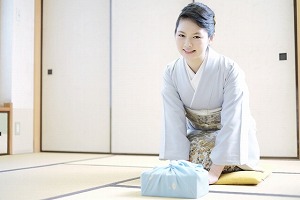 主婦が考える「大人の女性」の条件1位は品格。「おばさん」になると失うものは？